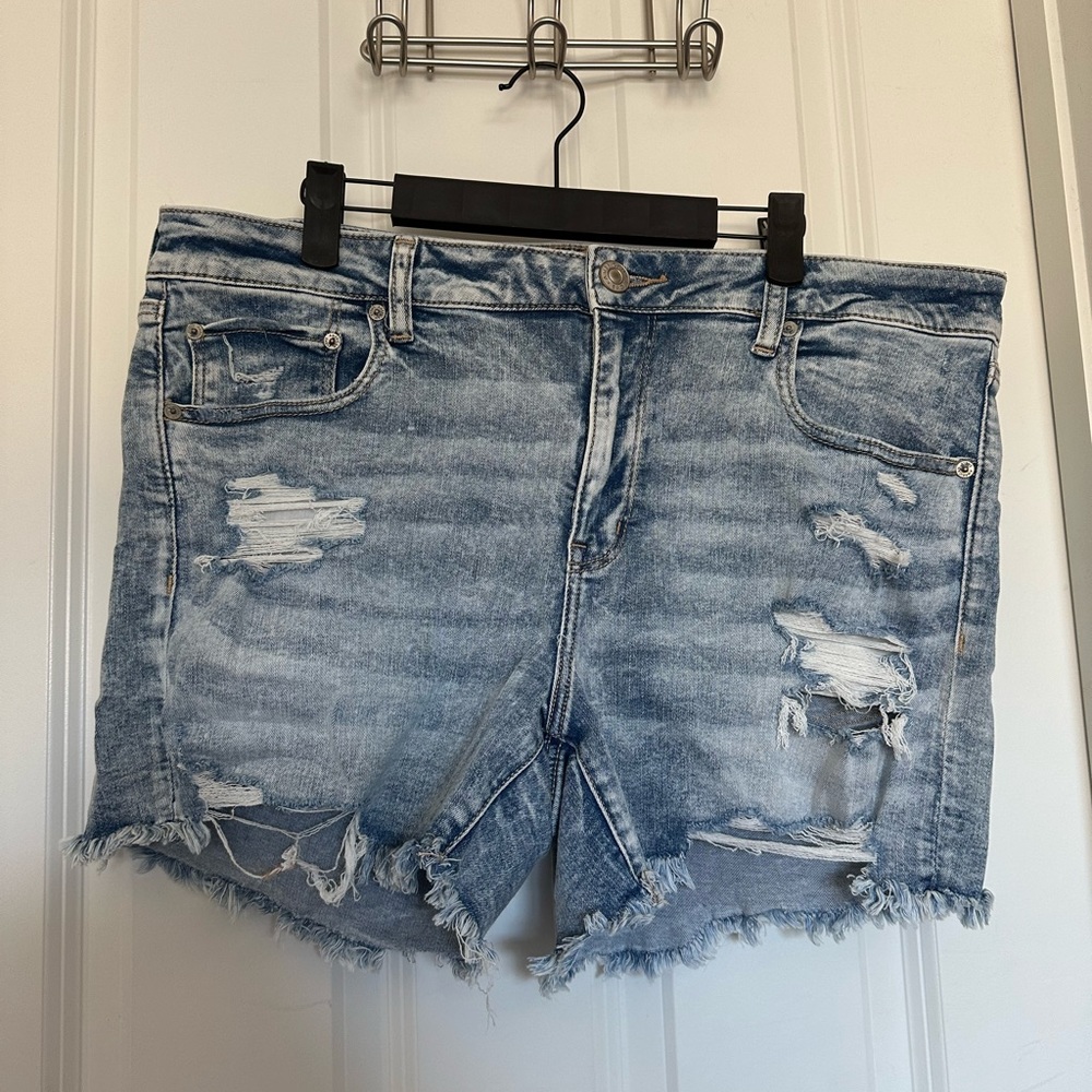 AMERICAN EAGLE CURVY MIDI DENIM SHORTS